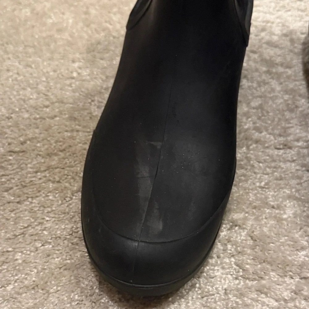 Women’s Ugg “droplet” rain boot.
Size 9 - Picture 10 of 10